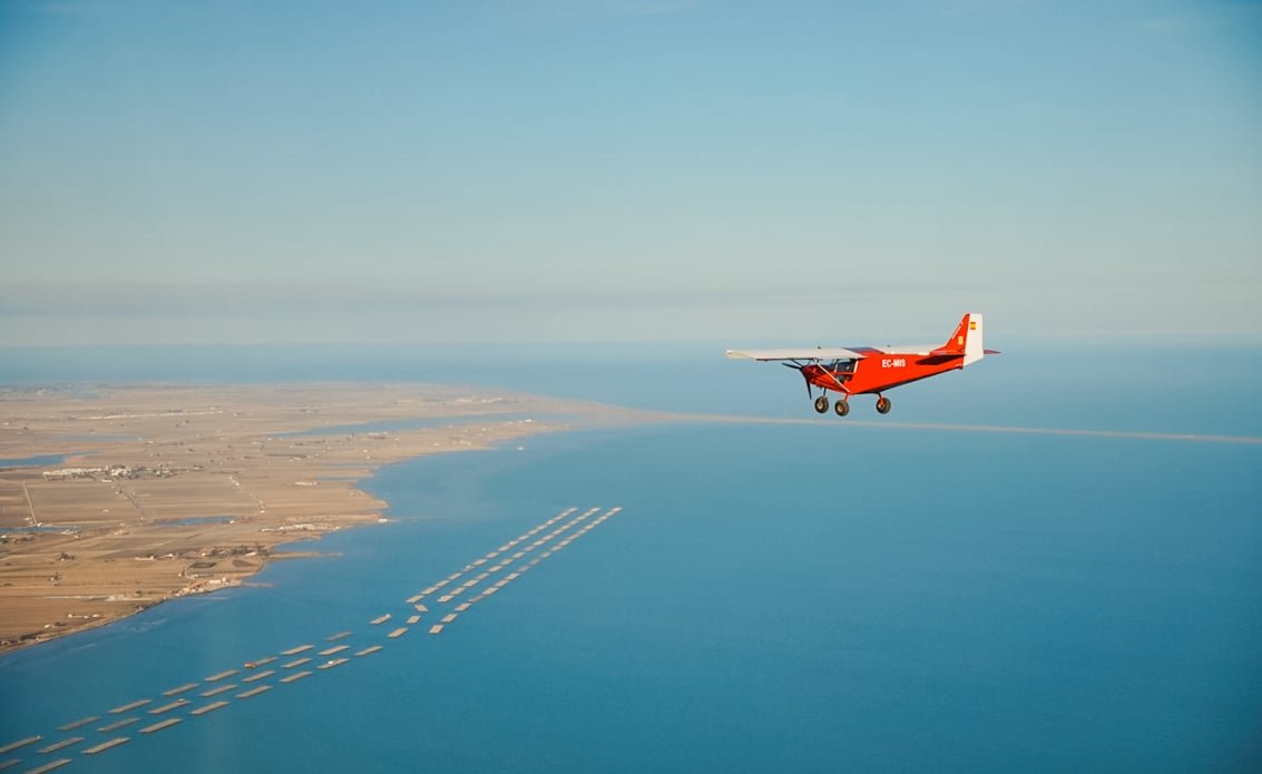Tour por el delta del Ebro, avioneta sobrevolando el Delta