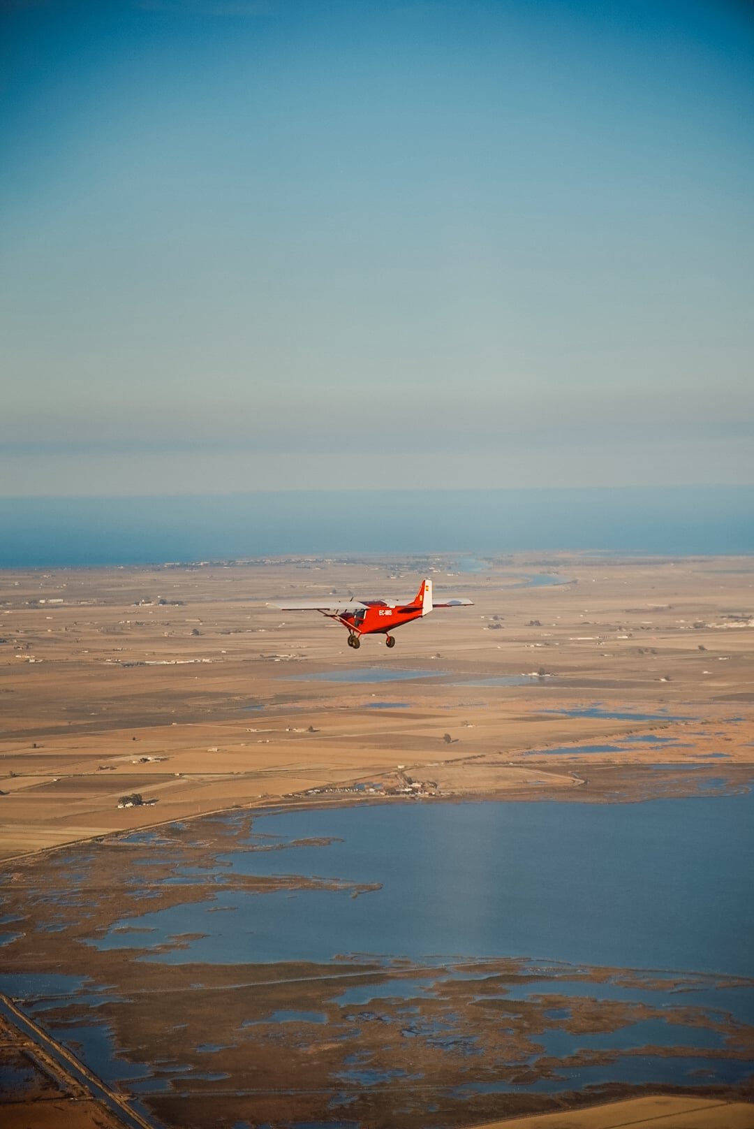 Avioneta sobrevolando el Delta del Ebro