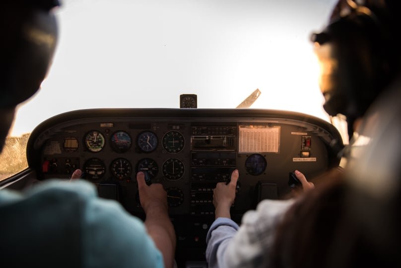 Aprendiendo a volar desde dentro de una cabina de avioneta